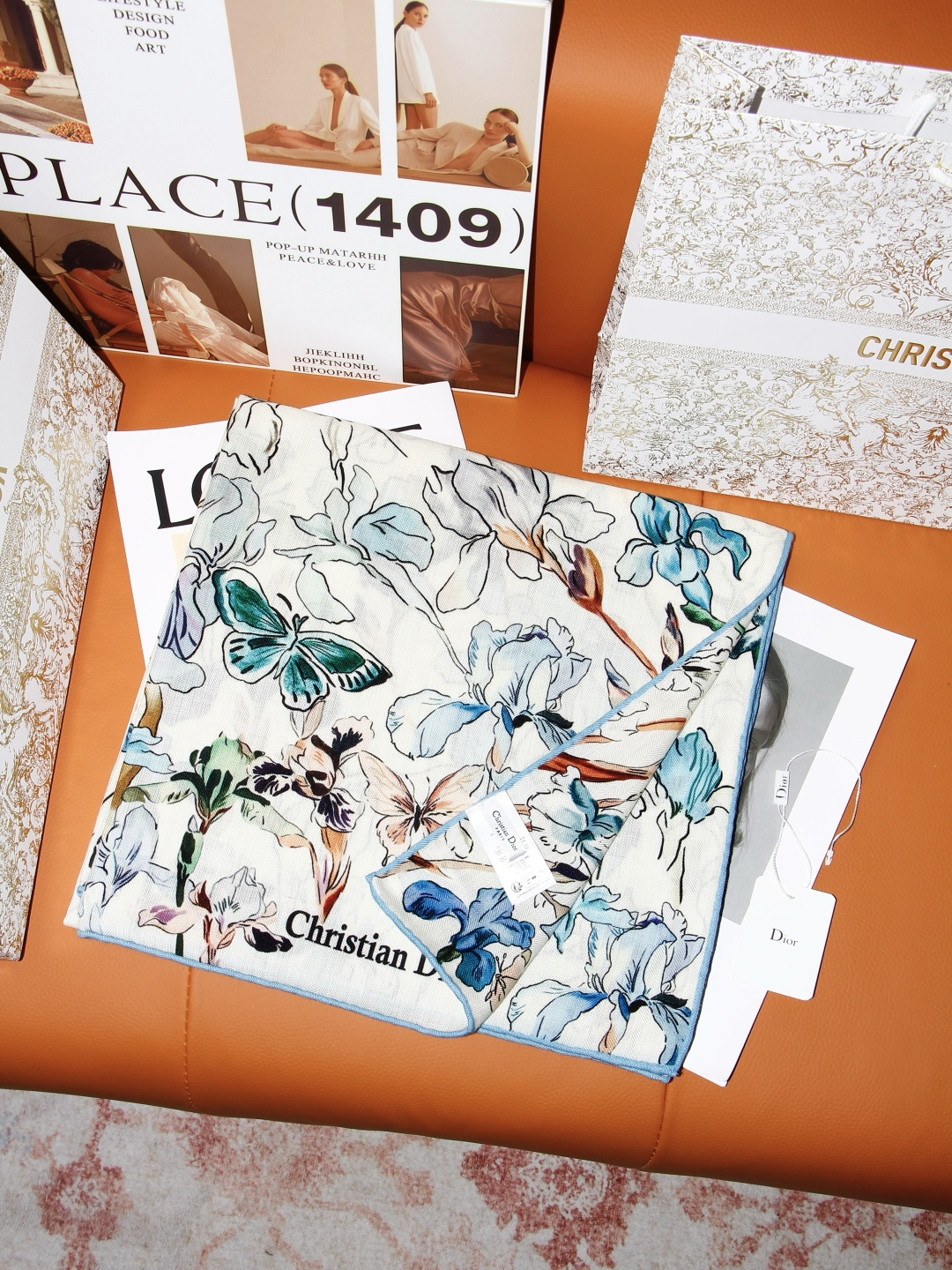Dior 印花丝绒披肩 140厘米丝绒面料 Butterflies & Iris 图案 这款方巾饰以 Butterfli