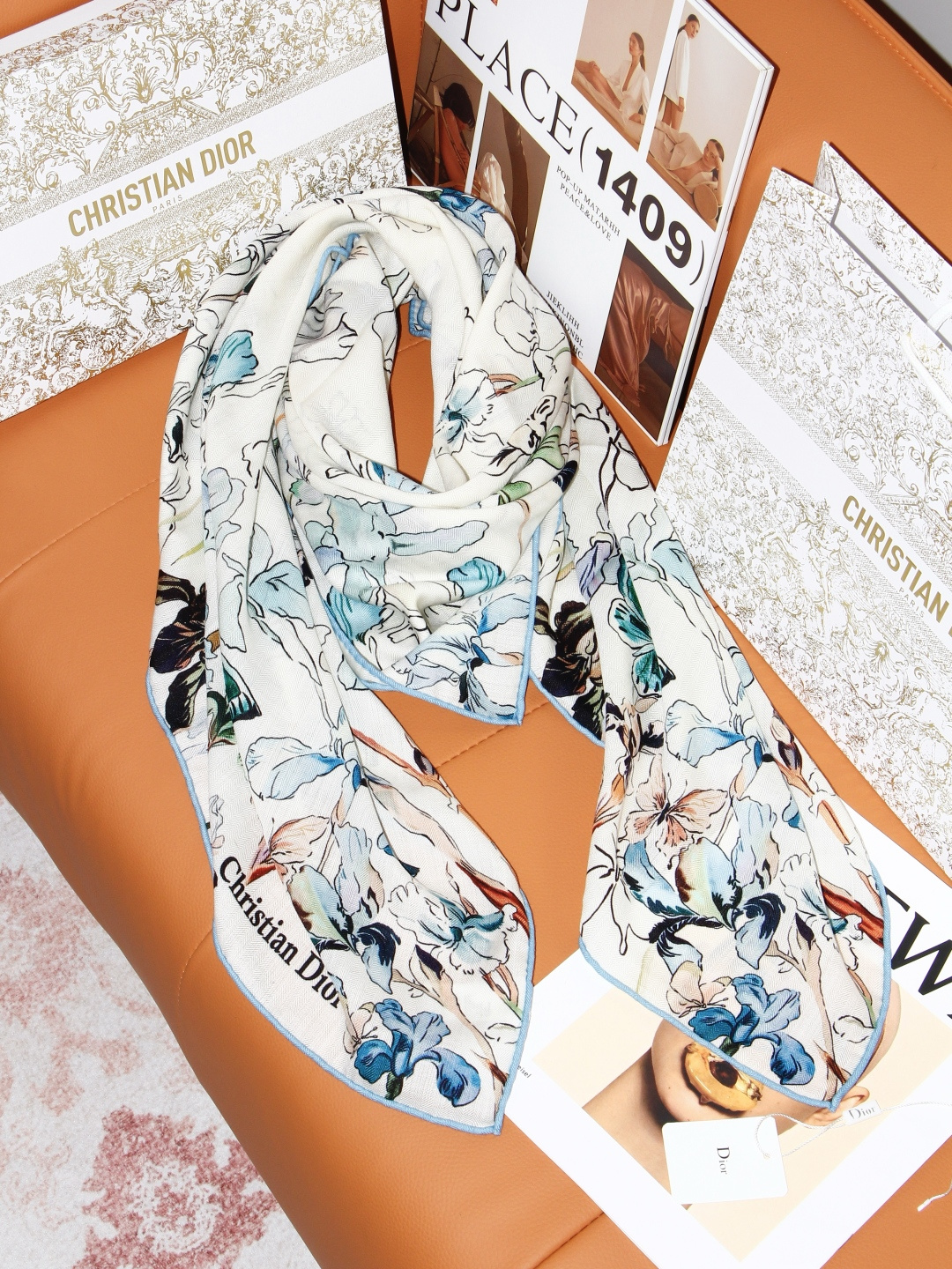 Dior 印花丝绒披肩 140厘米丝绒面料 Butterflies & Iris 图案 这款方巾饰以 Butterfli