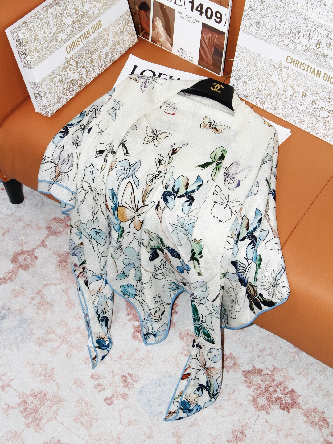 Dior 印花丝绒披肩 140厘米丝绒面料 Butterflies & Iris 图案 这款方巾饰以 Butterfli