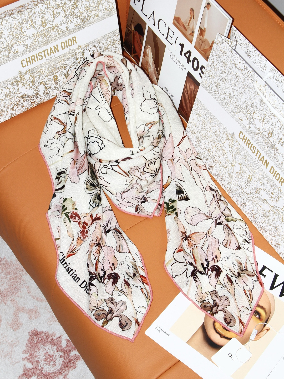 Dior 印花丝绒披肩 140厘米丝绒面料 Butterflies & Iris 图案 这款方巾饰以 Butterfli Dior 印花丝绒披肩 140厘米丝绒面料 Butterflies & Iris 图案 这款方巾饰以 Butterfli