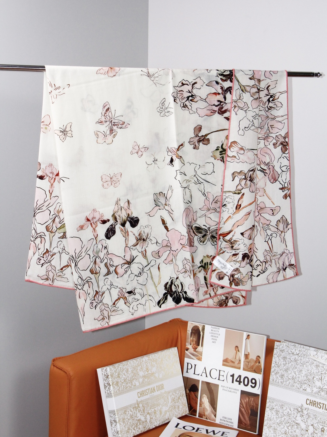 Dior 印花丝绒披肩 140厘米丝绒面料 Butterflies & Iris 图案 这款方巾饰以 Butterfli Dior 印花丝绒披肩 140厘米丝绒面料 Butterflies & Iris 图案 这款方巾饰以 Butterfli