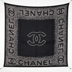 Chanel 140顶级丝绒双面同色印花披肩 干干净净的款式设计风格 香家独有的气质 简单大气 可围可披适合各种造型 Chanel 140顶级丝绒双面同色印花披肩 干干净净的款式设计风格 香家独有的气质 简单大气 可围可披适合各种造型