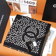 Chanel 140顶级丝绒双面同色印花披肩 干干净净的款式设计风格 香家独有的气质 简单大气 可围可披适合各种造型 Chanel 140顶级丝绒双面同色印花披肩 干干净净的款式设计风格 香家独有的气质 简单大气 可围可披适合各种造型