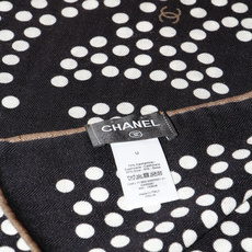Chanel 140顶级丝绒双面同色印花披肩 干干净净的款式设计风格 香家独有的气质 简单大气 可围可披适合各种造型 Chanel 140顶级丝绒双面同色印花披肩 干干净净的款式设计风格 香家独有的气质 简单大气 可围可披适合各种造型