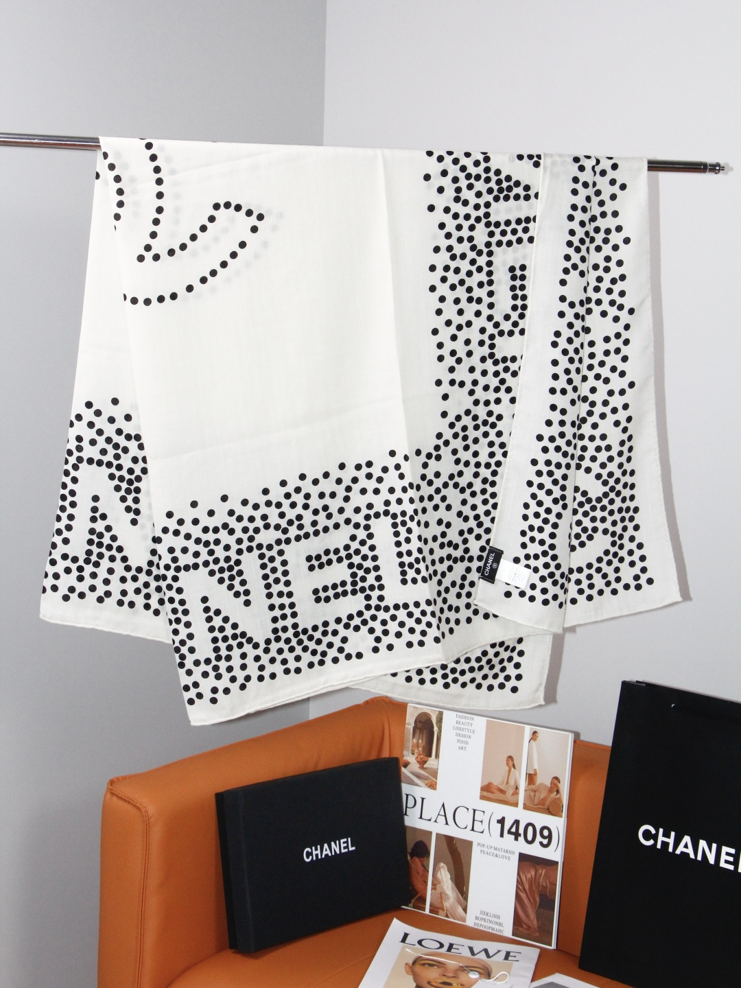 Chanel  140顶级丝绒双面同色印花披肩 干干净净的款式设计风格 香家独有的气质 简单大气 可围可披适合各种造型 