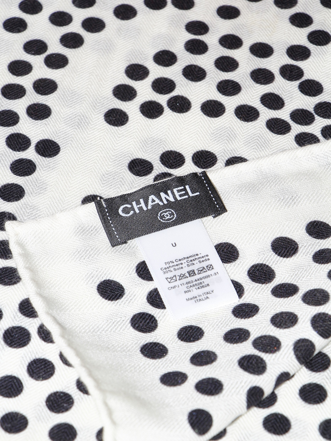 Chanel  140顶级丝绒双面同色印花披肩 干干净净的款式设计风格 香家独有的气质 简单大气 可围可披适合各种造型 