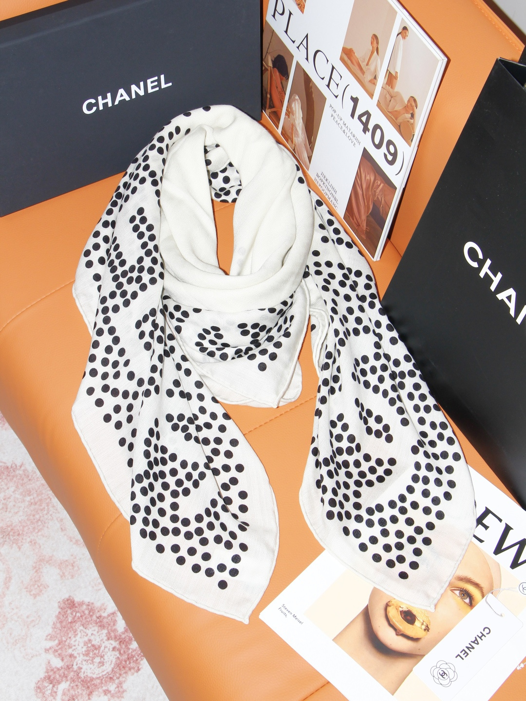 Chanel  140顶级丝绒双面同色印花披肩 干干净净的款式设计风格 香家独有的气质 简单大气 可围可披适合各种造型 