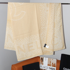 Chanel 140顶级丝绒双面同色印花披肩 干干净净的款式设计风格 香家独有的气质 简单大气 可围可披适合各种造型 Chanel 140顶级丝绒双面同色印花披肩 干干净净的款式设计风格 香家独有的气质 简单大气 可围可披适合各种造型