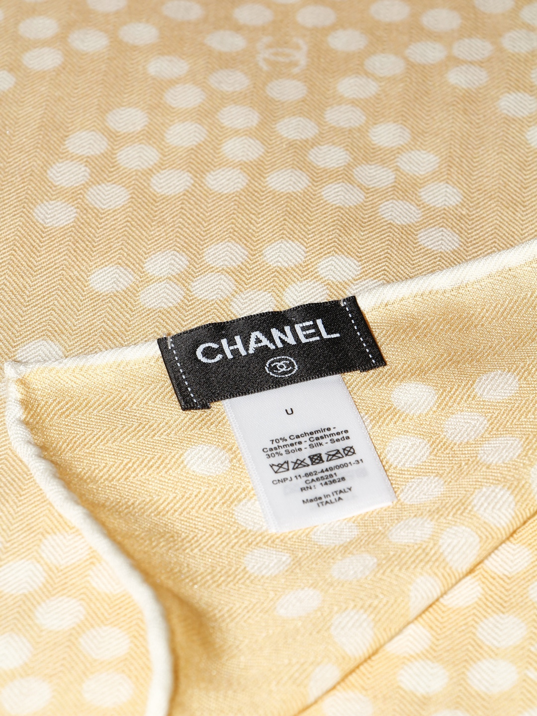 Chanel 140顶级丝绒双面同色印花披肩 干干净净的款式设计风格 香家独有的气质 简单大气 可围可披适合各种造型 Chanel 140顶级丝绒双面同色印花披肩 干干净净的款式设计风格 香家独有的气质 简单大气 可围可披适合各种造型