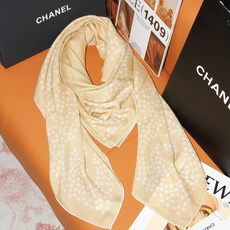 Chanel 140顶级丝绒双面同色印花披肩 干干净净的款式设计风格 香家独有的气质 简单大气 可围可披适合各种造型 Chanel 140顶级丝绒双面同色印花披肩 干干净净的款式设计风格 香家独有的气质 简单大气 可围可披适合各种造型