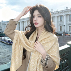 Chanel 140顶级丝绒双面同色印花披肩 干干净净的款式设计风格 香家独有的气质 简单大气 可围可披适合各种造型 Chanel 140顶级丝绒双面同色印花披肩 干干净净的款式设计风格 香家独有的气质 简单大气 可围可披适合各种造型