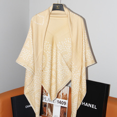 Chanel 140顶级丝绒双面同色印花披肩 干干净净的款式设计风格 香家独有的气质 简单大气 可围可披适合各种造型 Chanel 140顶级丝绒双面同色印花披肩 干干净净的款式设计风格 香家独有的气质 简单大气 可围可披适合各种造型