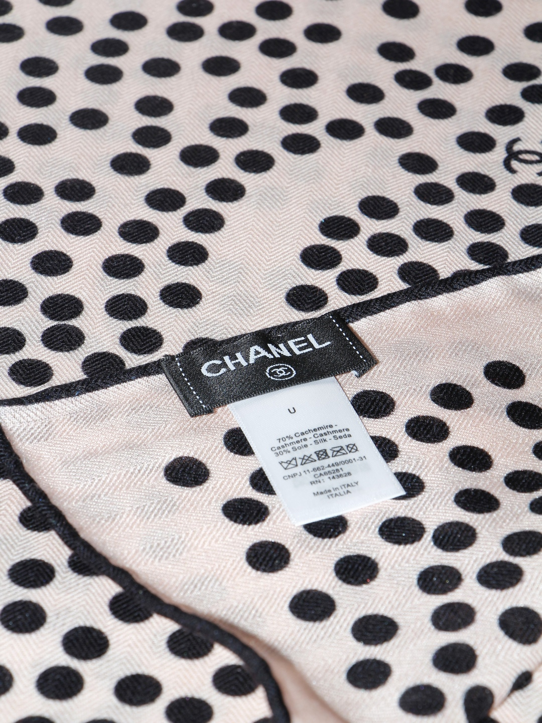 Chanel  140顶级丝绒双面同色印花披肩 干干净净的款式设计风格 香家独有的气质 简单大气 可围可披适合各种造型 