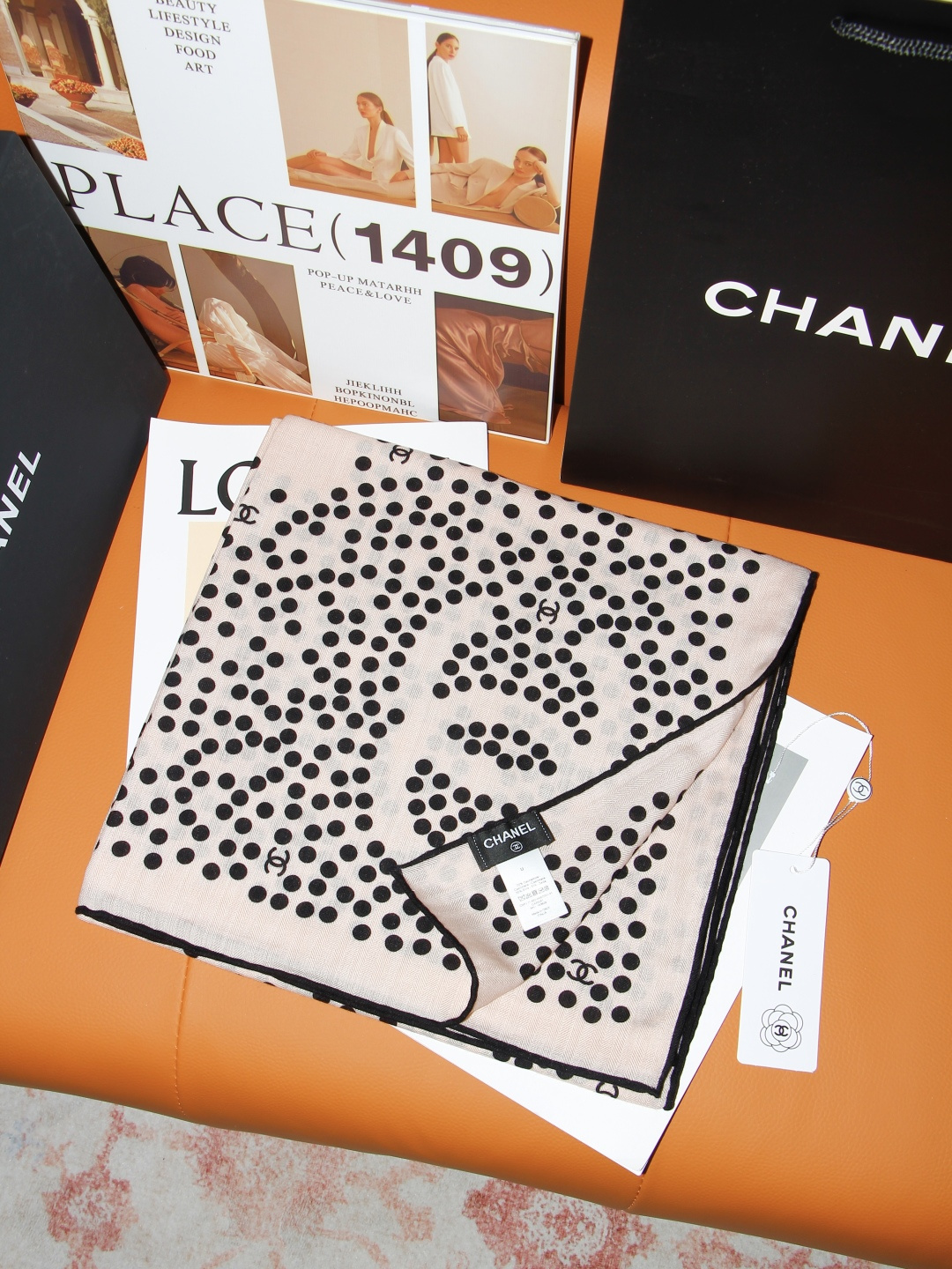Chanel  140顶级丝绒双面同色印花披肩 干干净净的款式设计风格 香家独有的气质 简单大气 可围可披适合各种造型 