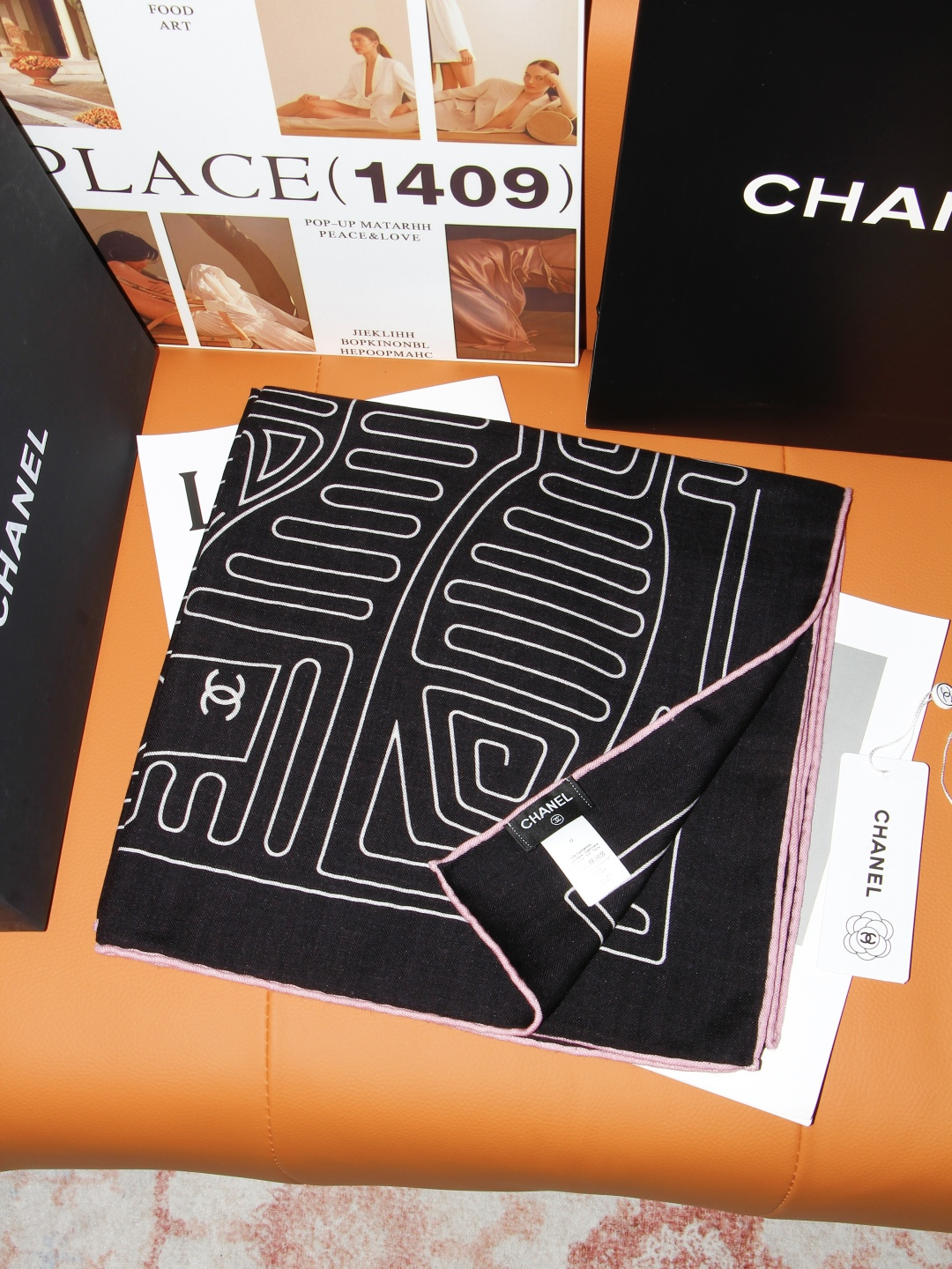 Chanel  140顶级丝绒双面同色印花披肩 干干净净的款式设计风格 香家独有的气质 简单大气 可围可披适合各种造型 