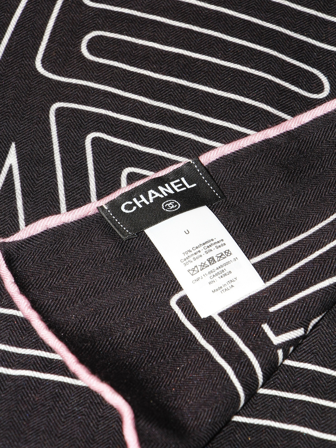 Chanel  140顶级丝绒双面同色印花披肩 干干净净的款式设计风格 香家独有的气质 简单大气 可围可披适合各种造型 