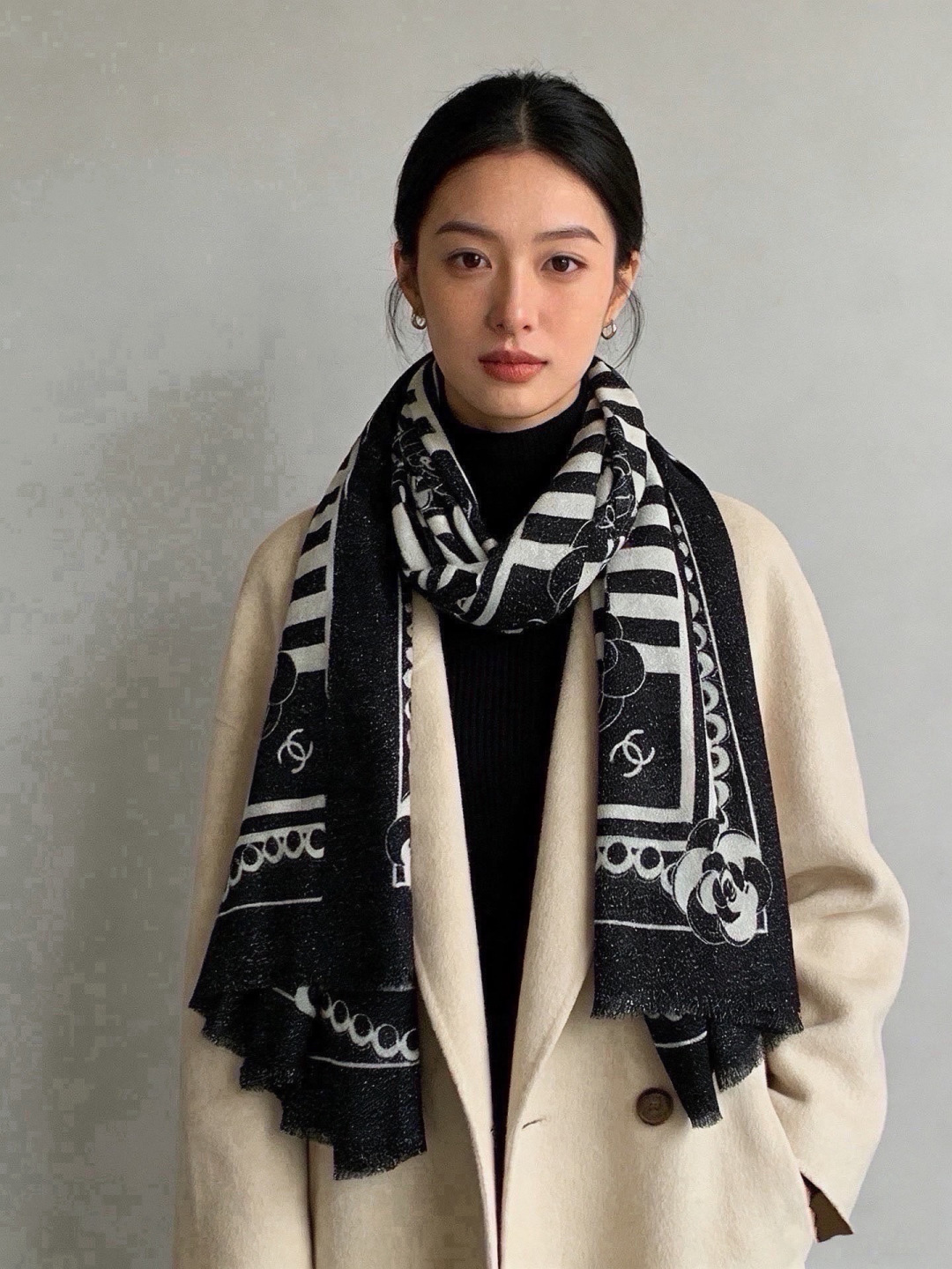 上新🌟 会发光发亮的围巾 💄💋新款客供银线💖羊绒面料长巾 😘美翻了[流泪]【小香银线图标】，御用殿堂级极品‼️新款专柜在