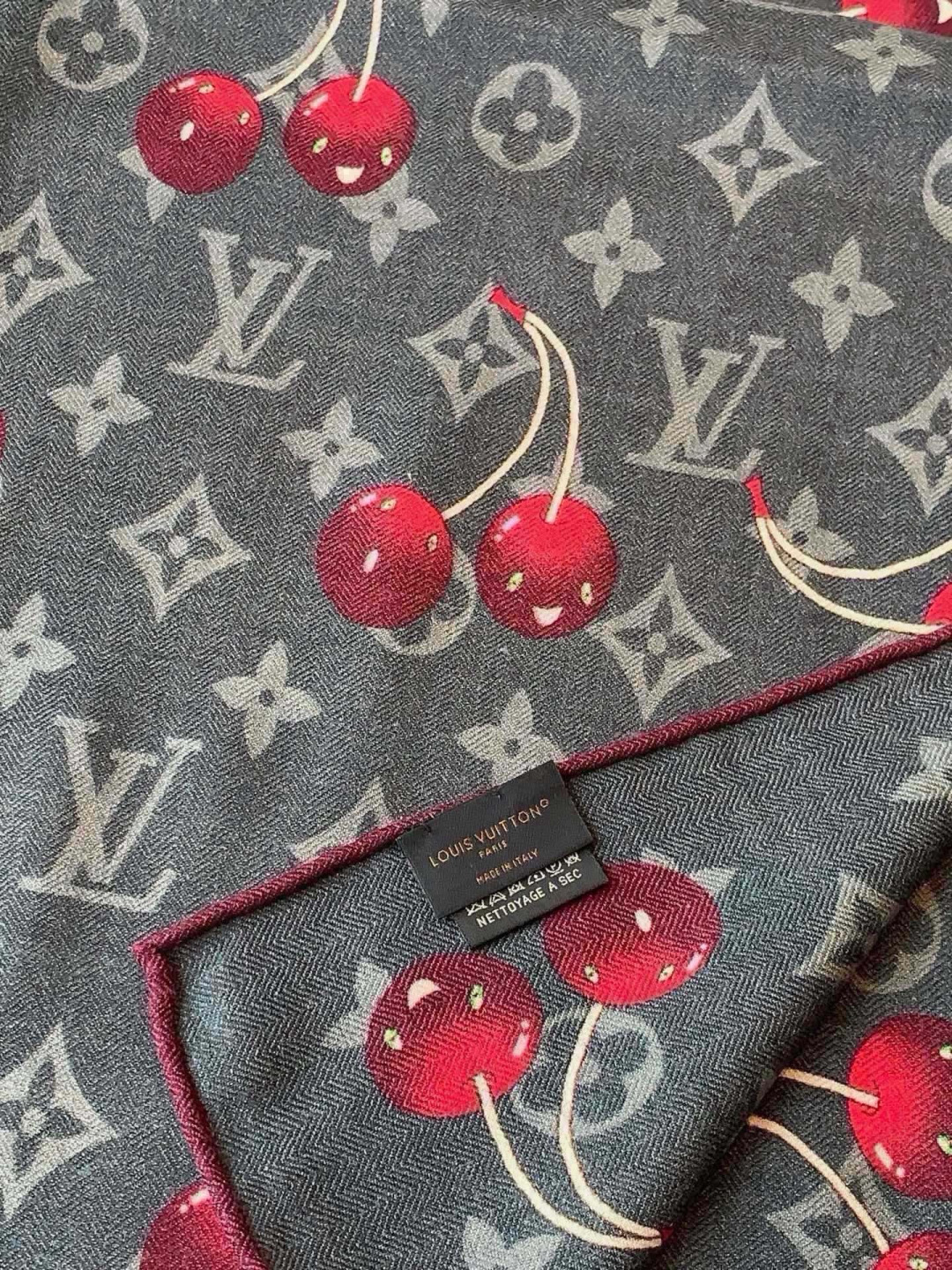 LV X TM MONOGRAM CERISE 【双面丝绒同色】 LV × TM Monogram Cerise 方巾出 LV X TM MONOGRAM CERISE 【双面丝绒同色】 LV × TM Monogram Cerise 方巾出