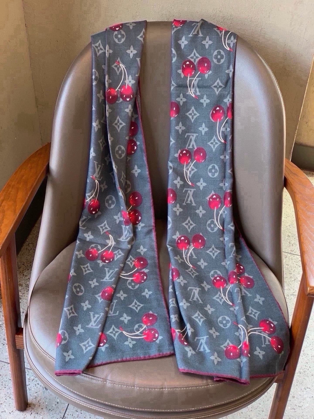 LV X TM MONOGRAM CERISE 【双面丝绒同色】 LV × TM Monogram Cerise 方巾出 LV X TM MONOGRAM CERISE 【双面丝绒同色】 LV × TM Monogram Cerise 方巾出