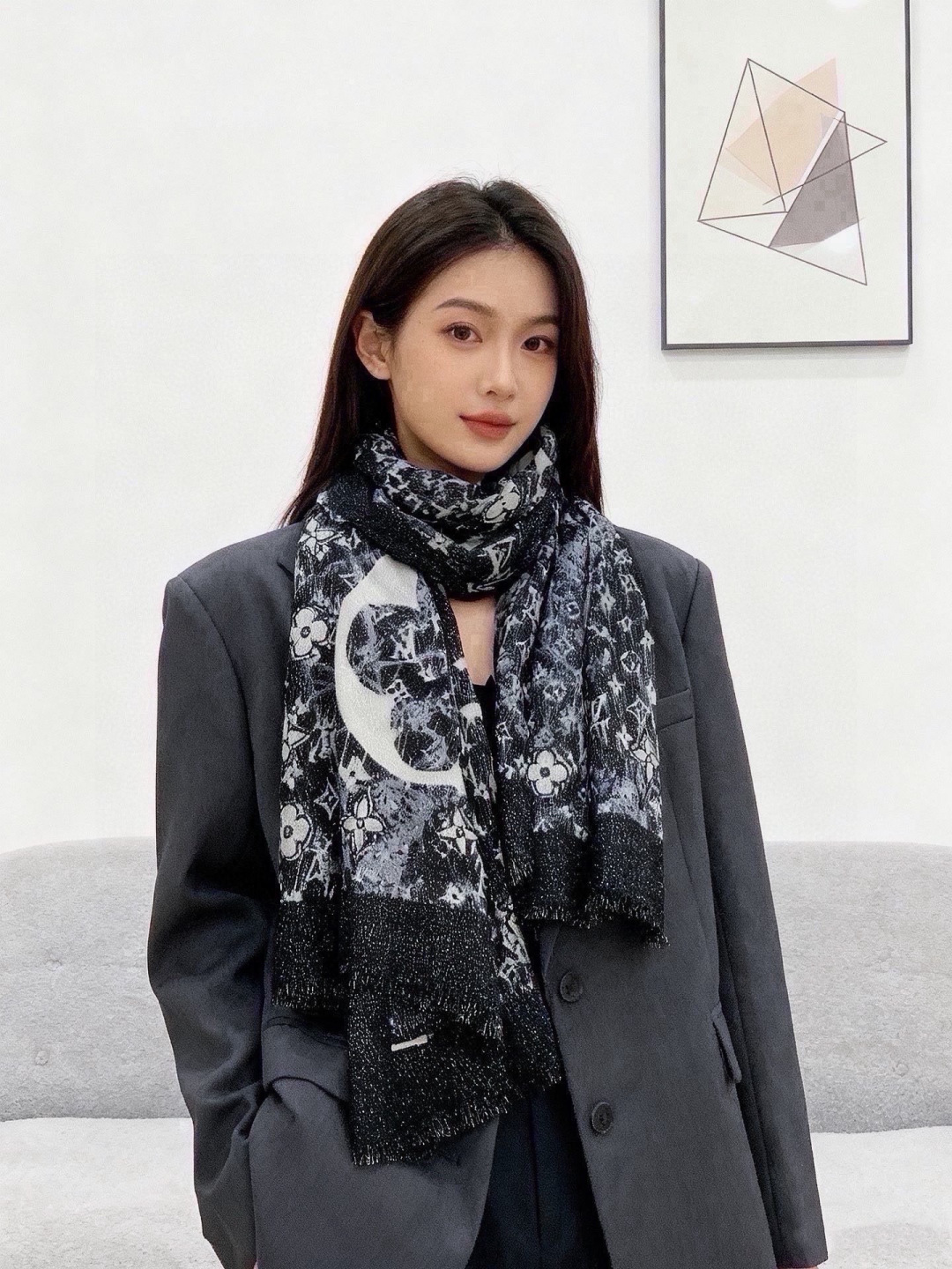 会发光发亮的围巾银丝羊绒长巾✨专柜同步‼️真心赞‼️驴家【L字母与花纹长巾】路易威登经典 Monogram 图案搭配彩色