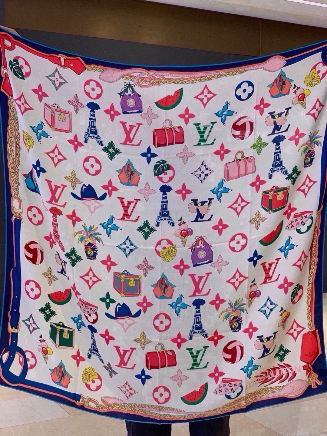 LV x TM 140披肩 【140顶级丝绒双面同色披肩】 本款L Multicolor披肩出自路易威登与知名日本艺术家