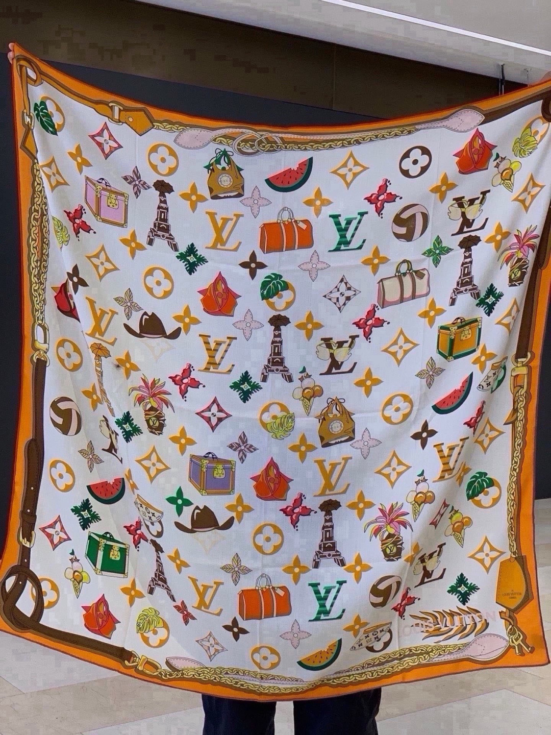 LV x TM 140披肩 【140顶级丝绒双面同色披肩】 本款L Multicolor披肩出自路易威登与知名日本艺术家