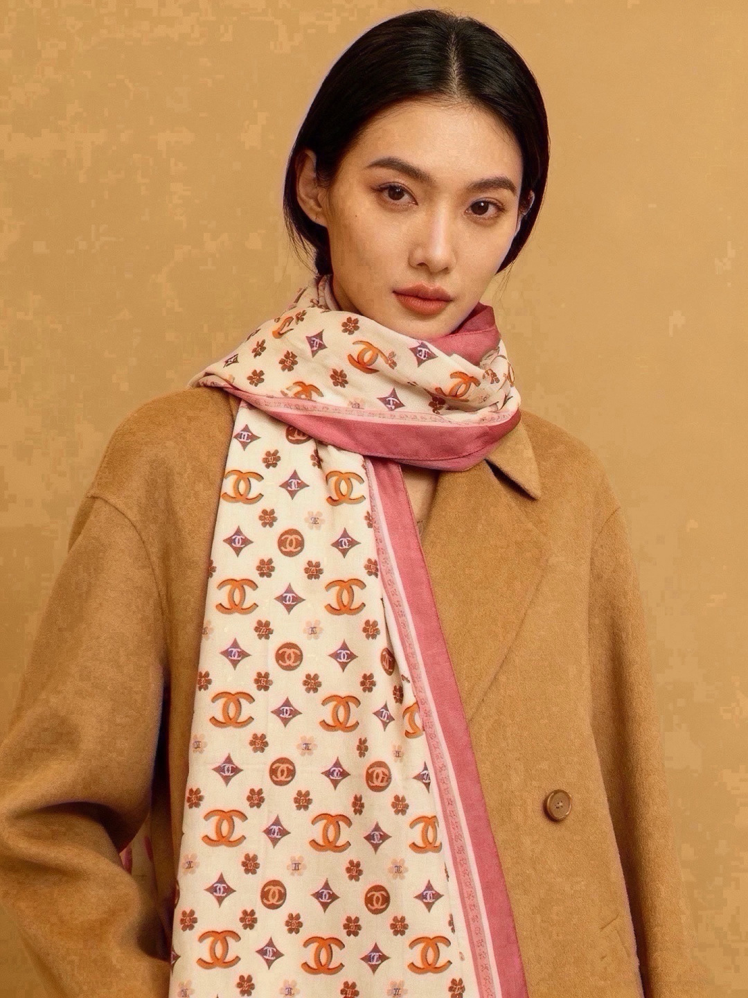 香奈儿上新❤️ 【Chanel】  经典茶花优雅Coco风，Chanel最新丝绒大方巾~气质到骨子里，香奶奶新一季的面料