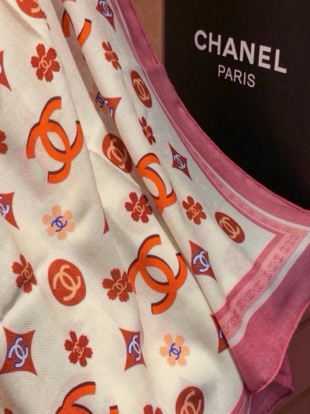 香奈儿上新❤️ 【Chanel】  经典茶花优雅Coco风，Chanel最新丝绒大方巾~气质到骨子里，香奶奶新一季的面料