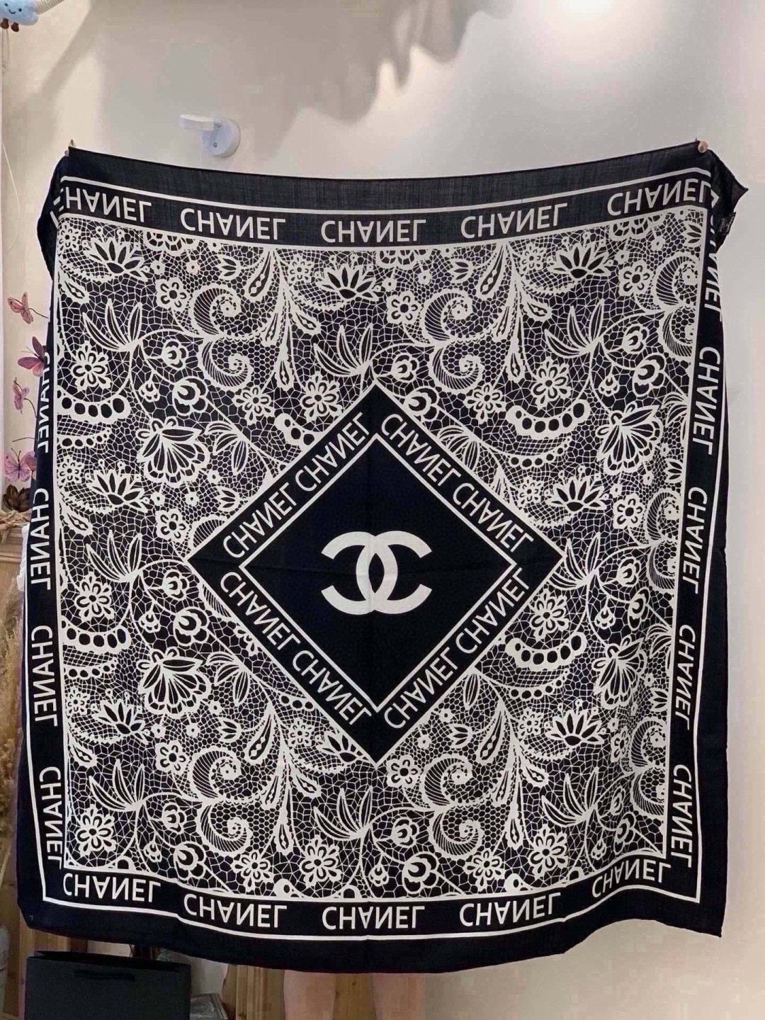 高级成衣系列~Chanel 【140双面同色丝绒披肩】 此系列谱写一曲自由轻灵的赞歌 本系列作品创新演绎品牌的风格符号 高级成衣系列~Chanel 【140双面同色丝绒披肩】 此系列谱写一曲自由轻灵的赞歌 本系列作品创新演绎品牌的风格符号