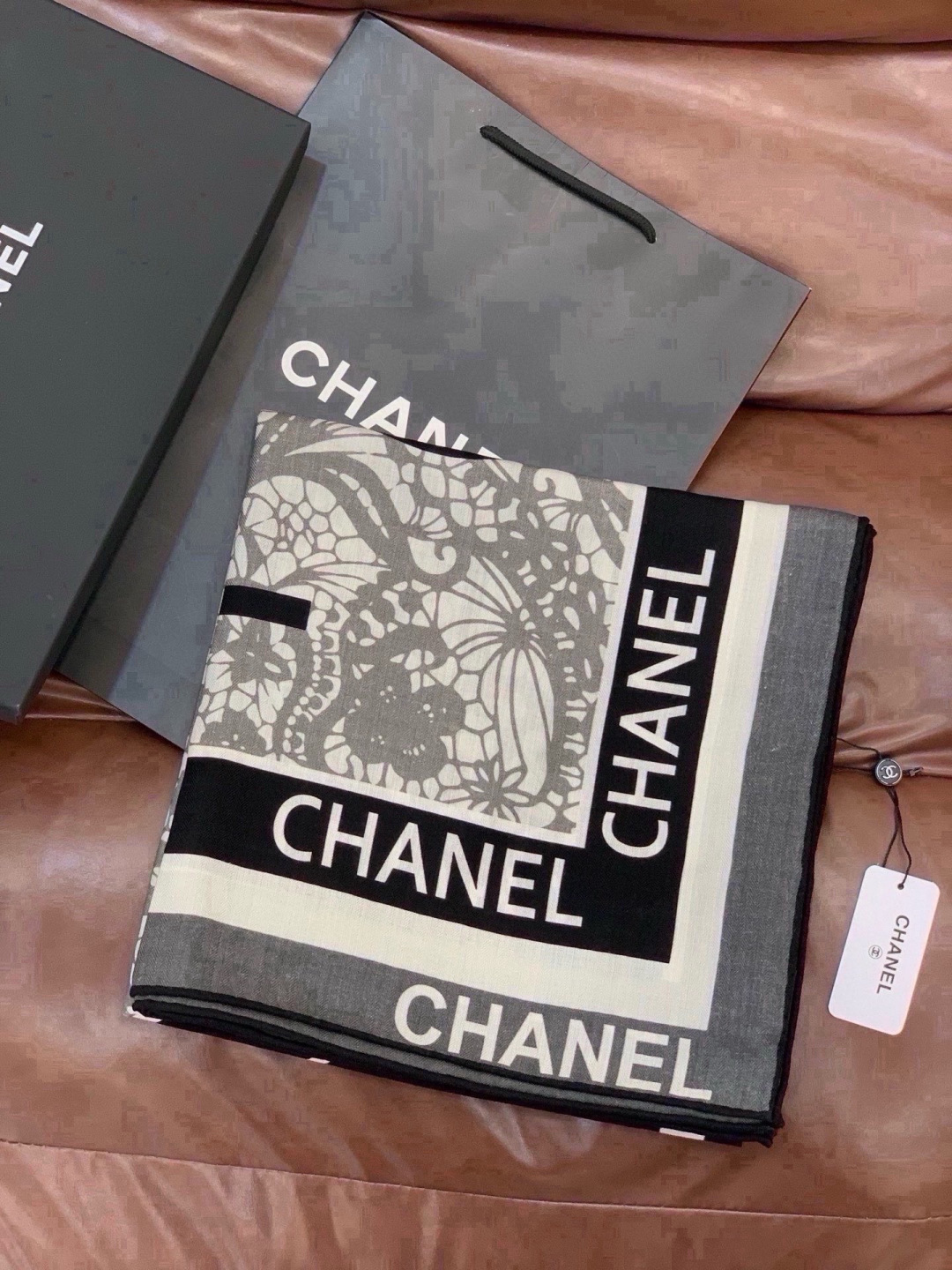 高级成衣系列～Chanel  【140双面同色丝绒披肩】 此系列谱写一曲自由轻灵的赞歌 本系列作品创新演绎品牌的风格符号