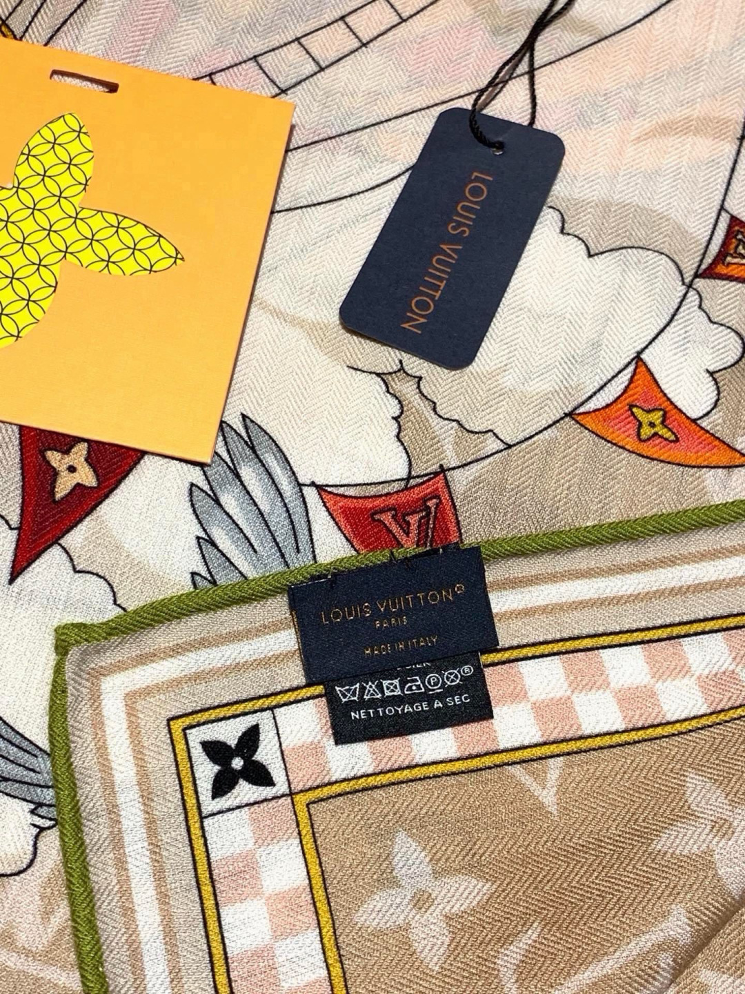 LV x TM 140披肩 【140顶级丝绒双面同色披肩】 本款L Multicolor披肩出自路易威登与知名日本艺术家