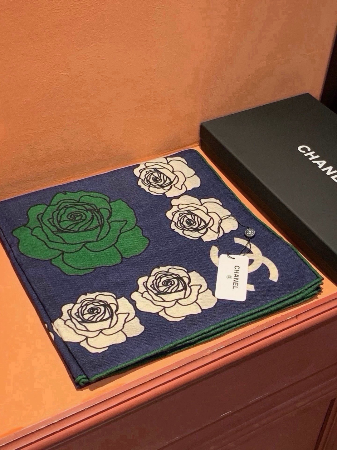 香奈儿上新❤️ 【Chanel】  经典茶花优雅Coco风，Chanel最新丝绒大方巾~气质到骨子里，香奶奶新一季的面料