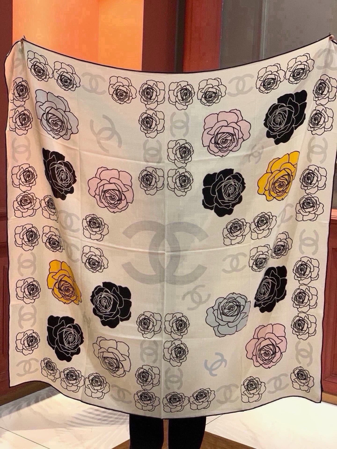 香奈儿上新❤️ 【Chanel】  经典茶花优雅Coco风，Chanel最新丝绒大方巾~气质到骨子里，香奶奶新一季的面料
