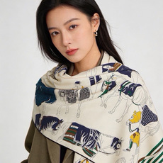 💟上新🆕💕手工卷边!羊绒和真丝混纺披肩(70%羊绒30%桑蚕丝)。 这款披肩采用经典山羊绒和真丝混纺面料,柔软轻盈,佩戴 💟上新🆕💕手工卷边!羊绒和真丝混纺披肩(70%羊绒30%桑蚕丝)。 这款披肩采用经典山羊绒和真丝混纺面料,柔软轻盈,佩戴