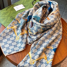 💟Gucci~140双面丝绒披肩 马鞍细节和骑马图案以精致色调匠心呈献,意在向品牌与马术世界的深厚渊源致敬。这款方巾以真 💟Gucci~140双面丝绒披肩 马鞍细节和骑马图案以精致色调匠心呈献,意在向品牌与马术世界的深厚渊源致敬。这款方巾以真