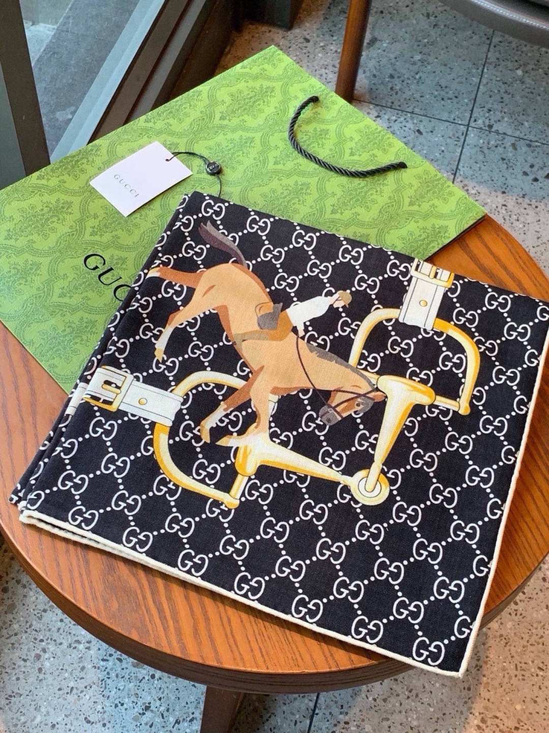 💟Gucci~140双面丝绒披肩 马鞍细节和骑马图案以精致色调匠心呈献，意在向品牌与马术世界的深厚渊源致敬。这款方巾以真