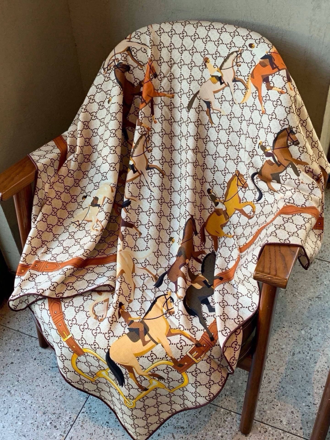 💟Gucci~140双面丝绒披肩 马鞍细节和骑马图案以精致色调匠心呈献，意在向品牌与马术世界的深厚渊源致敬。这款方巾以真