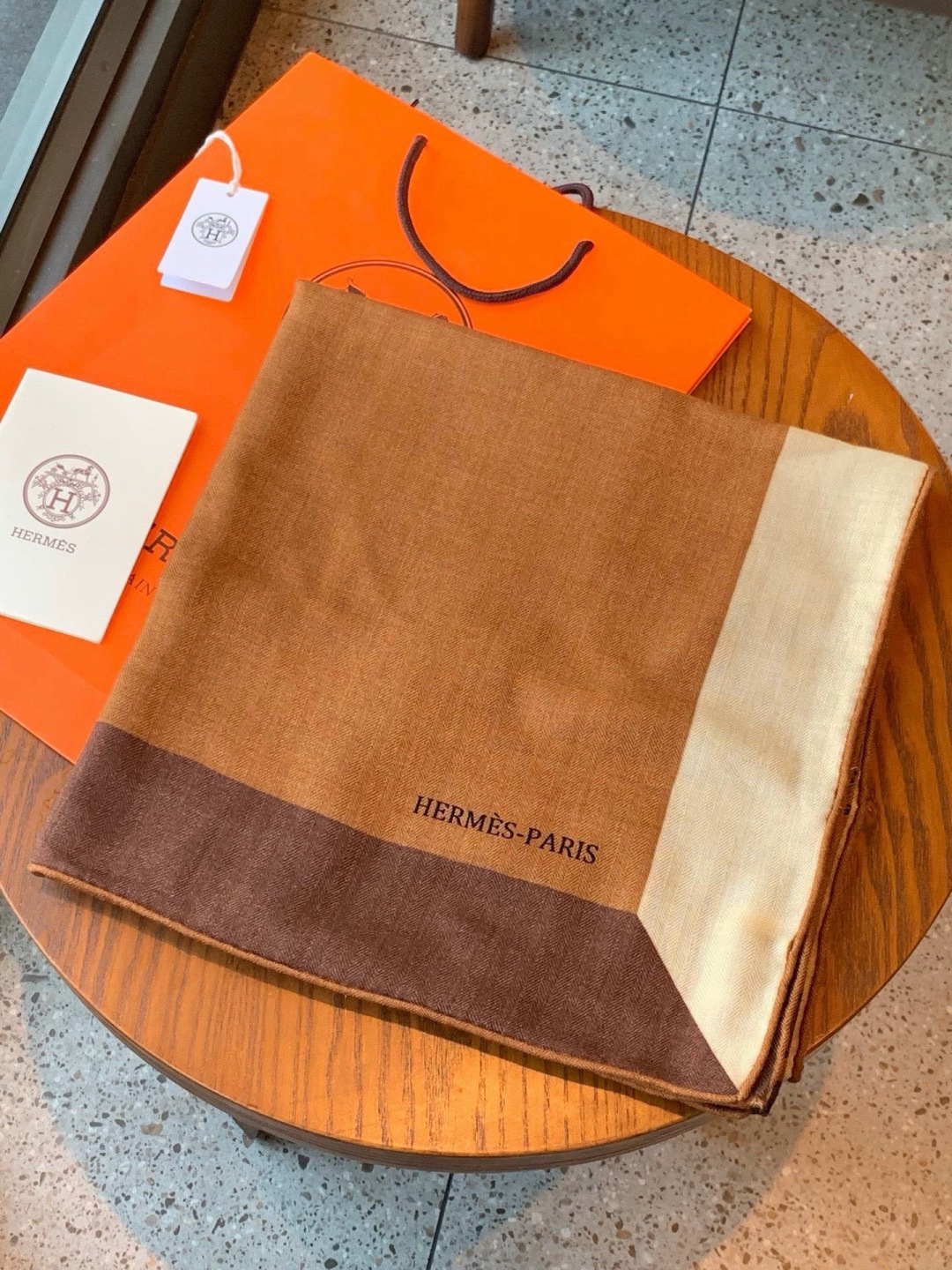 上新❤️  【▪️摩登重磅圈C位！官网已断货，各种加价都巨难买！！！Hermes 秋冬首款140羊绒真丝围巾！！】不是丝