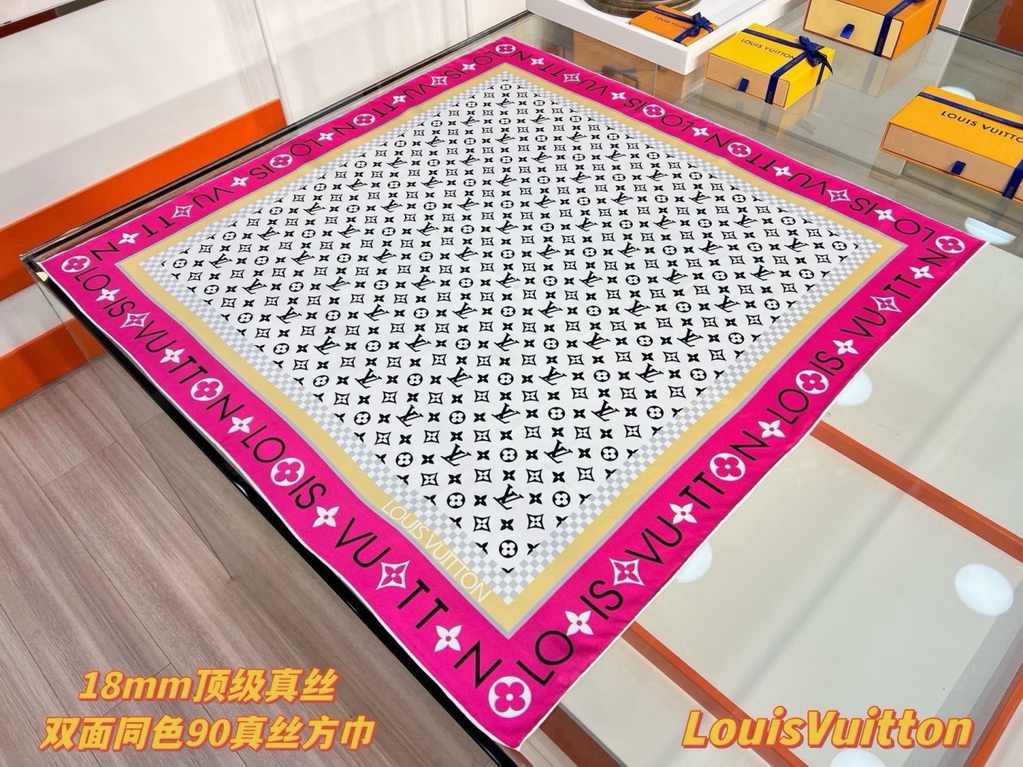 MONOGRAM SILHOUETTE 90双面丝巾 Monogram Silhouette 方巾为华美桑蚕丝融入 Mo