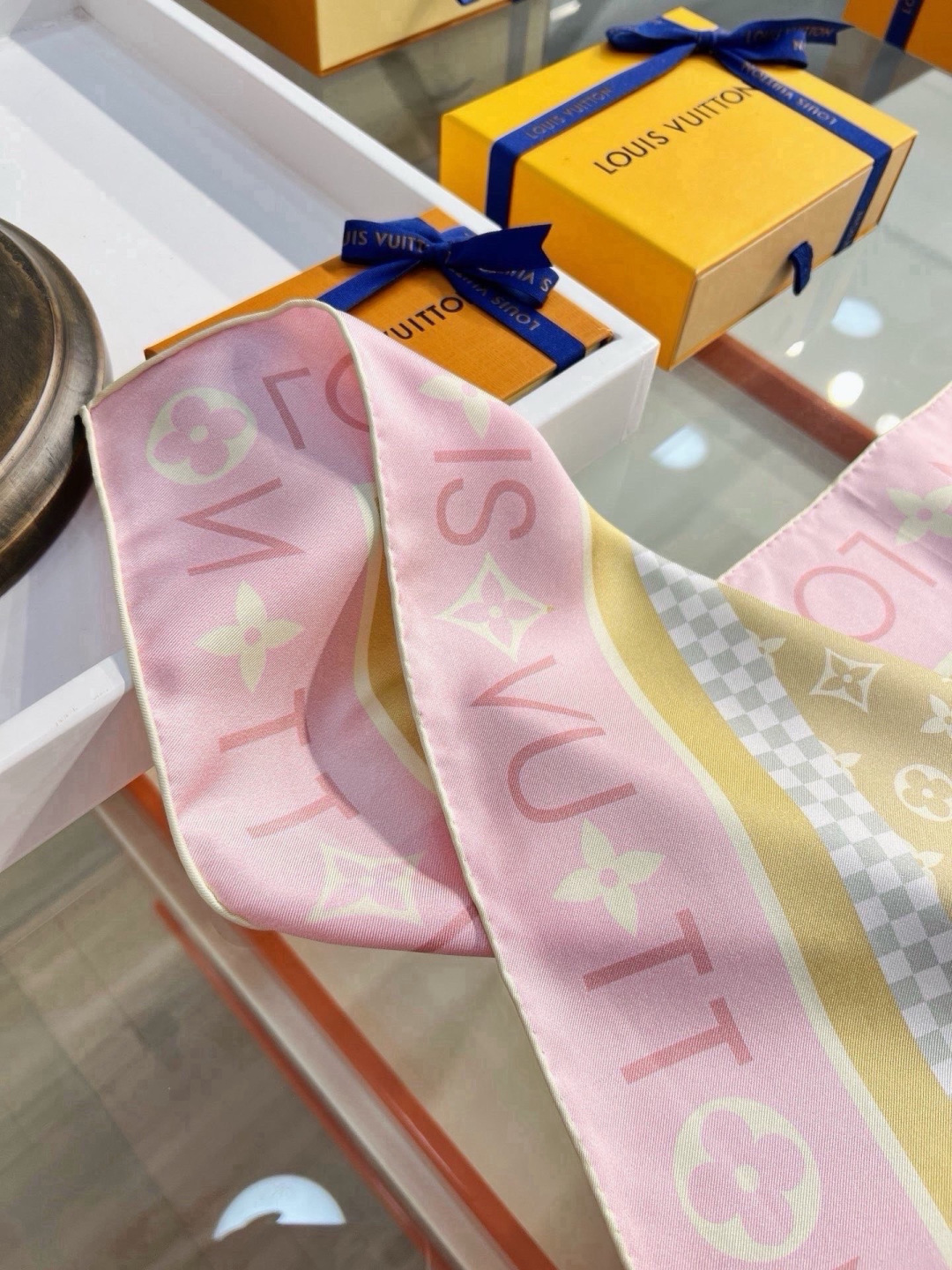 MONOGRAM SILHOUETTE 90双面丝巾 Monogram Silhouette 方巾为华美桑蚕丝融入 Mo