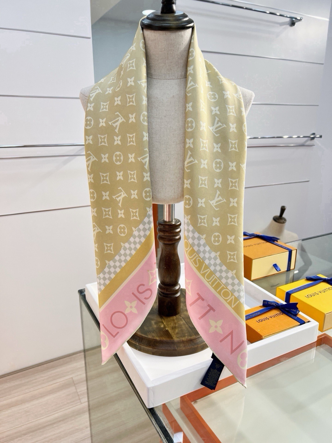 MONOGRAM SILHOUETTE 90双面丝巾 Monogram Silhouette 方巾为华美桑蚕丝融入 Mo