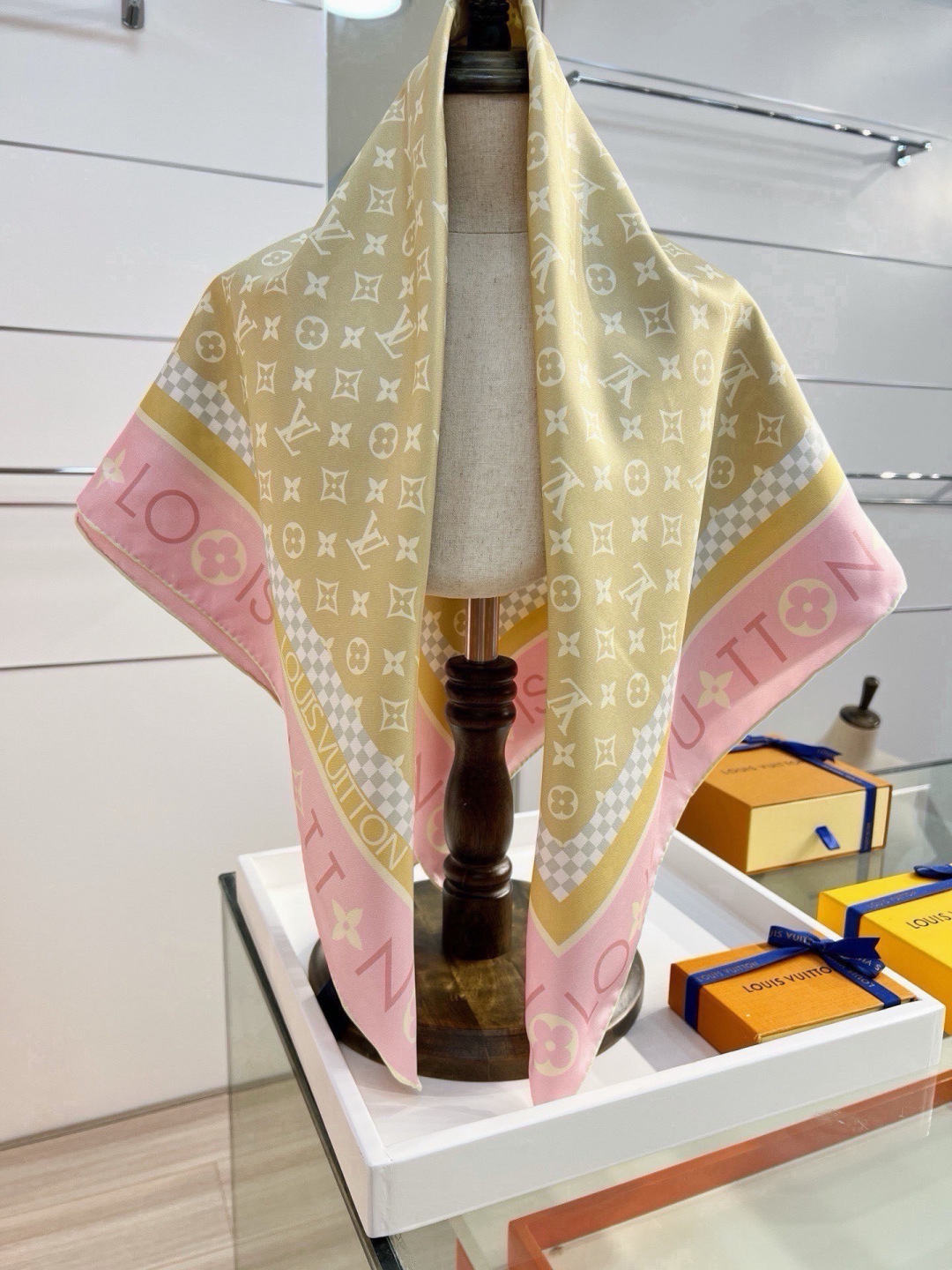 MONOGRAM SILHOUETTE 90双面丝巾 Monogram Silhouette 方巾为华美桑蚕丝融入 Mo