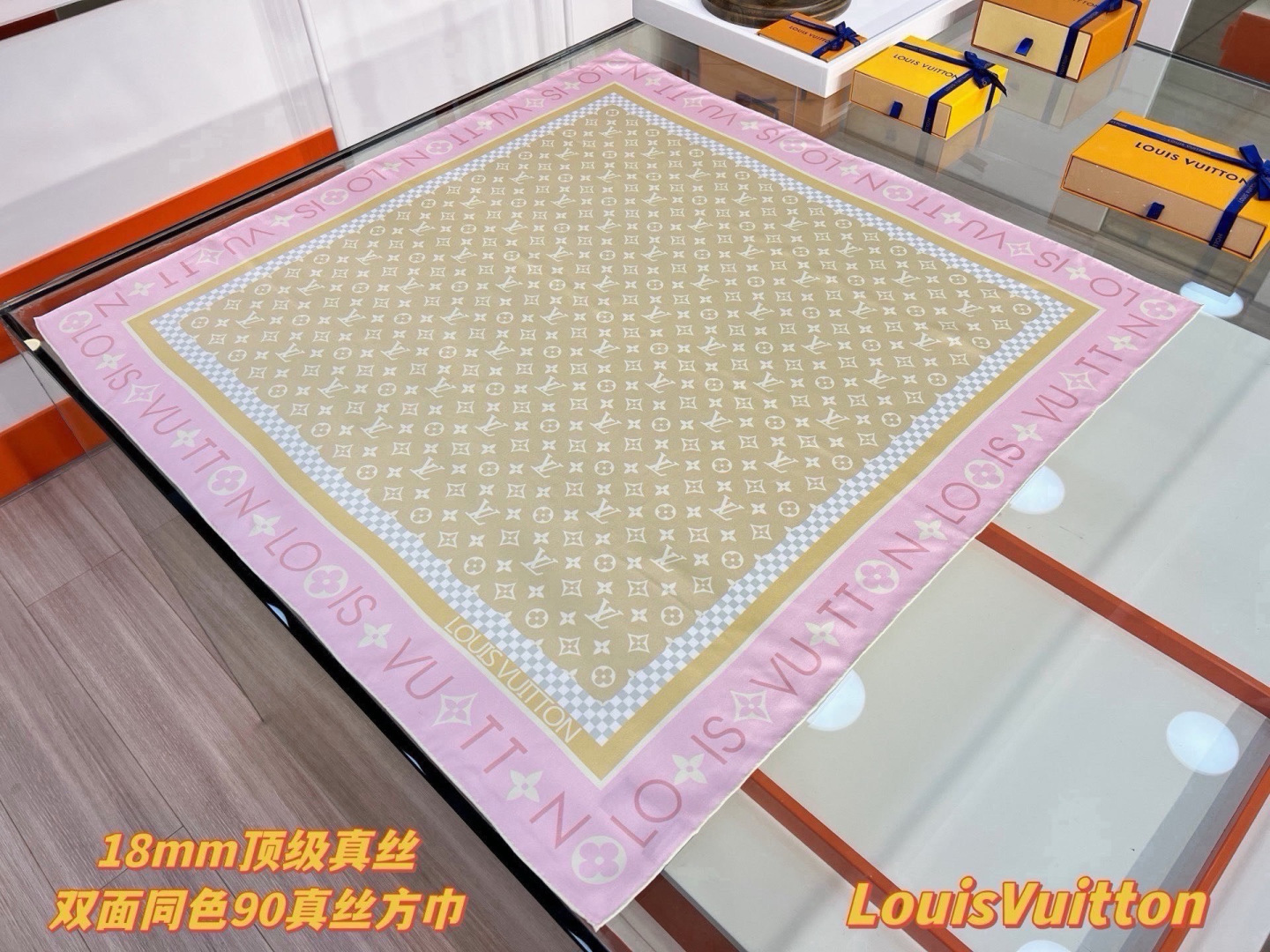 MONOGRAM SILHOUETTE 90双面丝巾 Monogram Silhouette 方巾为华美桑蚕丝融入 Mo