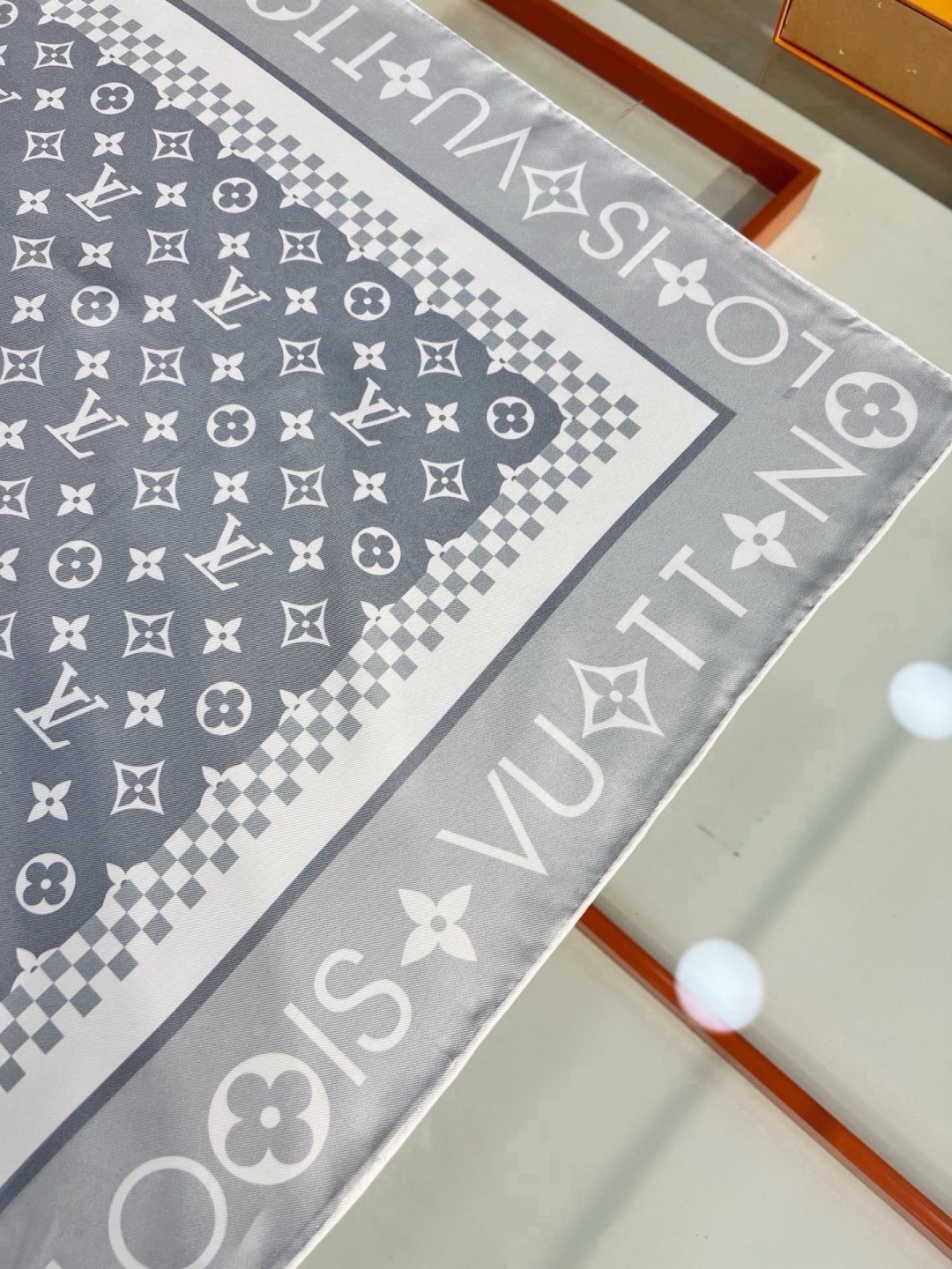 MONOGRAM SILHOUETTE 90双面丝巾 Monogram Silhouette 方巾为华美桑蚕丝融入 Mo