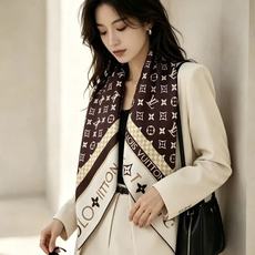 MONOGRAM SILHOUETTE 90双面丝巾 Monogram Silhouette 方巾为华美桑蚕丝融入 Mo MONOGRAM SILHOUETTE 90双面丝巾 Monogram Silhouette 方巾为华美桑蚕丝融入 Mo