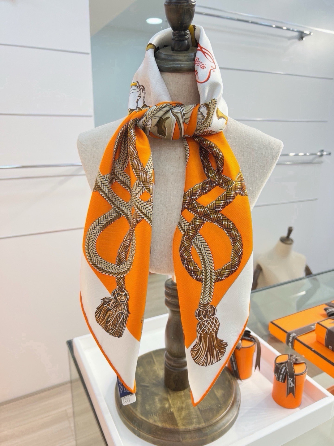 MONOGRAM SILHOUETTE 90双面丝巾 Monogram Silhouette 方巾为华美桑蚕丝融入 Mo