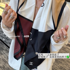 2026春夏 方形围巾 真丝斜纹布 乳白、酒红、米色与黑 马修.布拉齐将自己的首个系列作品构思为一场与嘉柏丽尔•香奈儿跨 2026春夏 方形围巾 真丝斜纹布 乳白、酒红、米色与黑 马修.布拉齐将自己的首个系列作品构思为一场与嘉柏丽尔•香奈儿跨