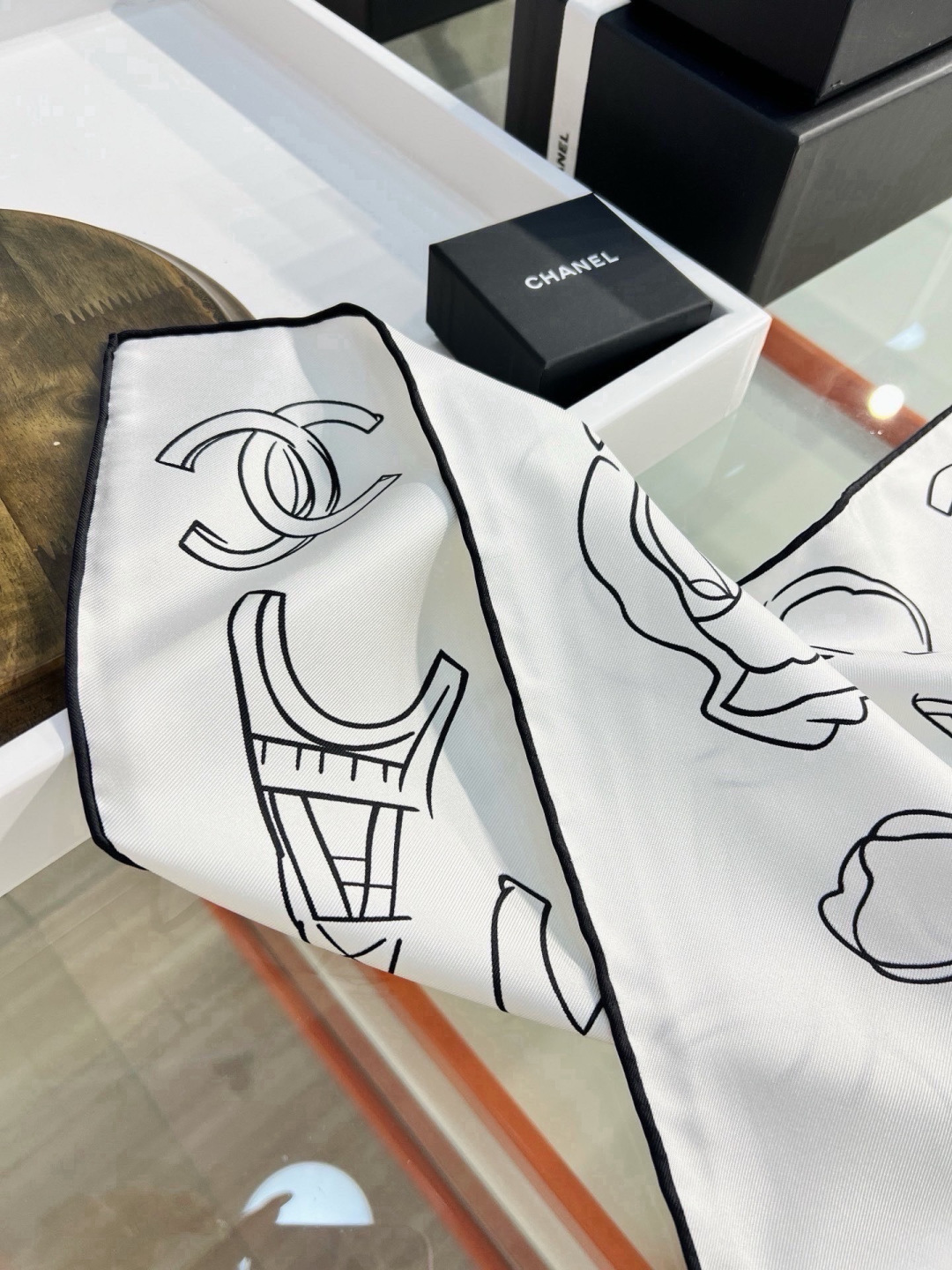 Chanel ~26新品~90双面真丝 山茶花、四叶草、埃菲尔铁塔与双C的完美搭配 适合各种场合搭配使用 设计灵动高级感 Chanel ~26新品~90双面真丝 山茶花、四叶草、埃菲尔铁塔与双C的完美搭配 适合各种场合搭配使用 设计灵动高级感
