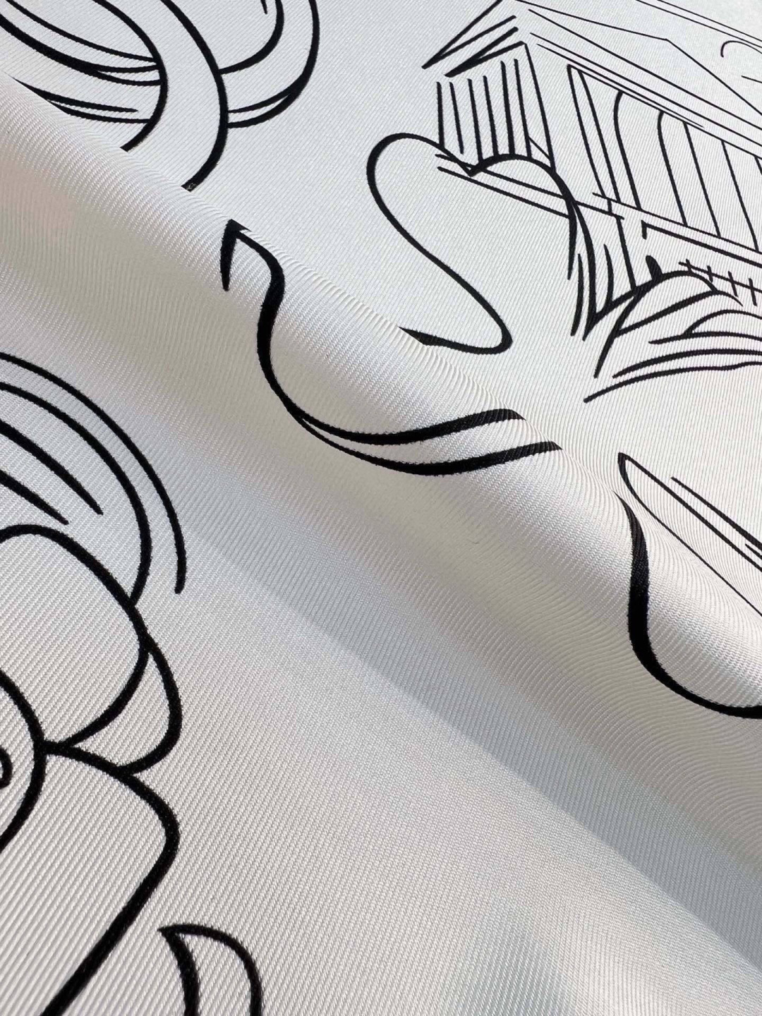 Chanel ~26新品~90双面真丝 山茶花、四叶草、埃菲尔铁塔与双C的完美搭配 适合各种场合搭配使用 设计灵动高级感 Chanel ~26新品~90双面真丝 山茶花、四叶草、埃菲尔铁塔与双C的完美搭配 适合各种场合搭配使用 设计灵动高级感