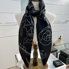 Chanel ~26新品~90双面真丝 山茶花、四叶草、埃菲尔铁塔与双C的完美搭配 适合各种场合搭配使用 设计灵动高级感 Chanel ~26新品~90双面真丝 山茶花、四叶草、埃菲尔铁塔与双C的完美搭配 适合各种场合搭配使用 设计灵动高级感